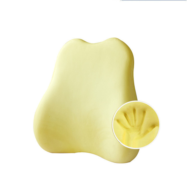 Un accessoire indispensable pour un confort optimal au bureau : un coussin de dossier moelleux et offrant un bon soutien.